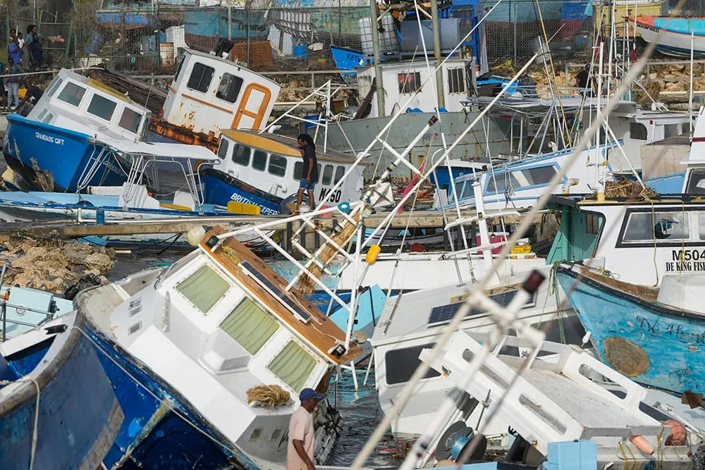 | Photo: AP/Ricardo Mazalan : Damaged vessels after Hurricane Beryl